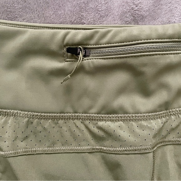 Athleta Run With It 4.5” shorts - Picture 5 of 6